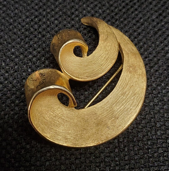 Vintage Trifari Two-Tone Gold Brooch - image 4