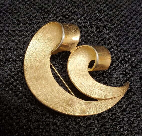 Vintage Trifari Two-Tone Gold Brooch - image 1