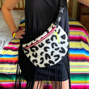 XL Hipbag Leo Teddy-Fleece Bag with Inner Lining Crossbody Bag Leopard Y2K Shoulder Bag Bum Bag Vintage Animal Leisure Festival Party