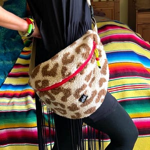 XXL Höftväska Leo Teddy Plyschväska Axelväska Neon Y2K Leopard Axelväska Djurtryck Fleece Beige Brun Röd Softshellfoder