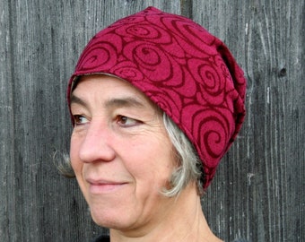 Beanie / Mütze aus Cloqué-Jersey, Spiralmuster brombeer-dunkelrot