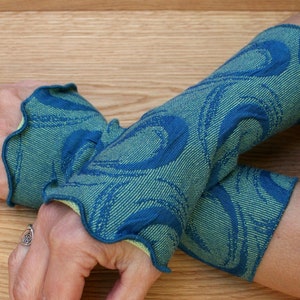 Cuffs blue-lime green, swirl pattern made of cloqué jersey