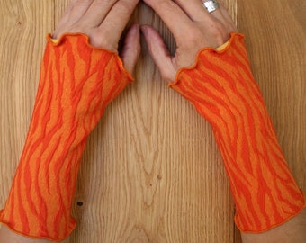 Orange-yellow cuffs, wave pattern made of cloqué jersey