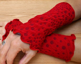 Cuffs ruby red-dark gray, irregular dots made of cloqué jersey