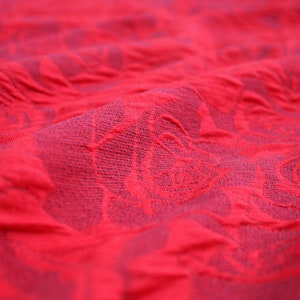 Cloqué Jersey Rosenmuster rubinrot - dunkelgrau | Jersey-Strick, Doppelstrick, Reliefmuster