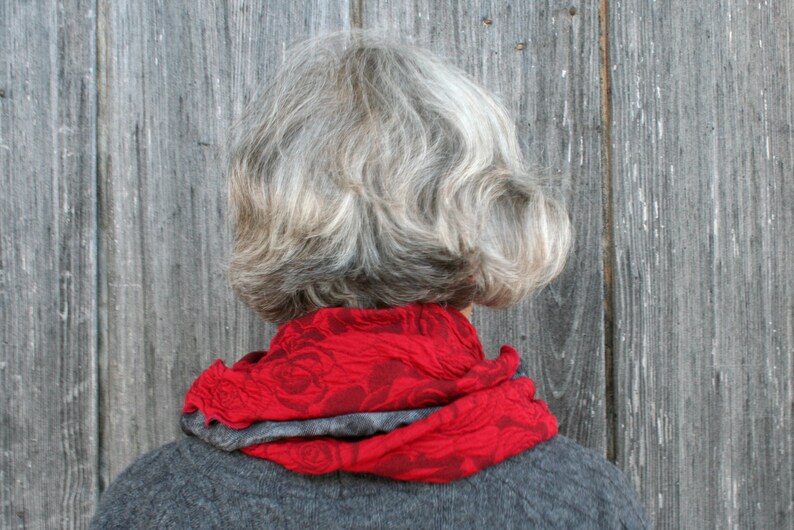 romantic loop scarf made of cloque jersey, rose pattern wine red-dark gray, loop, scarf, tube scarf image 4