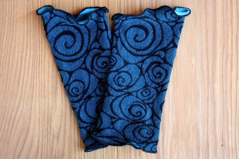 Stulpen, wasserblau-schwarz, Spiralmuster aus Cloqué-Jersey Bild 3