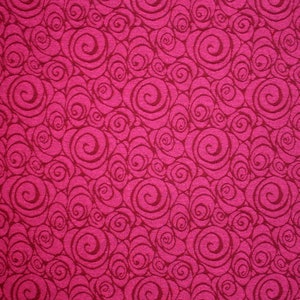 Peut inclure: Gros plan sur un tissu avec un motif r&eacute;p&eacute;titif de spirales rouge fonc&eacute; sur un fond rose vif. Les spirales sont dens&eacute;ment tass&eacute;es, cr&eacute;ant un aspect textur&eacute;.