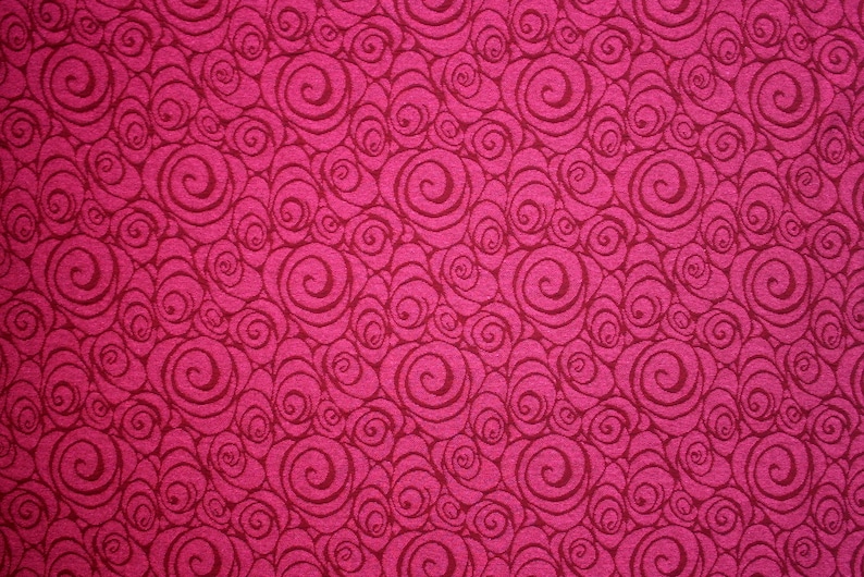 Peut inclure: Gros plan sur un tissu avec un motif r&eacute;p&eacute;titif de spirales rouge fonc&eacute; sur un fond rose vif. Les spirales sont dens&eacute;ment tass&eacute;es, cr&eacute;ant un aspect textur&eacute;.