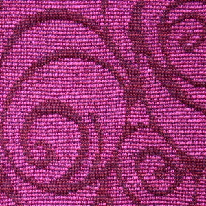 Peut inclure: Gros plan sur un tissu textur&eacute; avec un motif r&eacute;p&eacute;titif de volutes bordeaux fonc&eacute; sur un fond magenta vif. Le tissu a un aspect tiss&eacute;, avec des fils horizontaux et verticaux visibles.