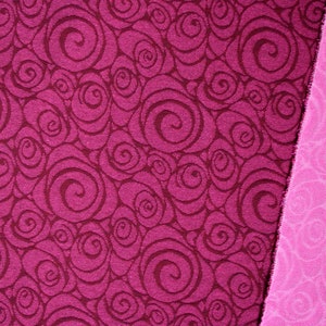 Peut inclure: Gros plan sur deux tissus &agrave; motifs de roses. Un tissu est magenta fonc&eacute; avec des tourbillons de roses bordeaux fonc&eacute;. L'autre tissu est rose clair avec un motif de tourbillon de roses similaire. Les tissus sont c&ocirc;te &agrave; c&ocirc;te.
