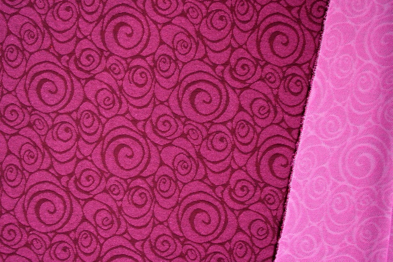 Peut inclure: Gros plan sur deux tissus &agrave; motifs de roses. Un tissu est magenta fonc&eacute; avec des tourbillons de roses bordeaux fonc&eacute;. L'autre tissu est rose clair avec un motif de tourbillon de roses similaire. Les tissus sont c&ocirc;te &agrave; c&ocirc;te.