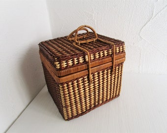 Picnic hamper basket cups forks knives spoons