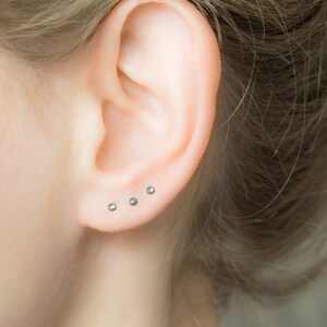 Petits clous d'oreilles noirs 2 mm - Mini boucles d'oreilles - Petites clous d'oreilles - Petites boucles d'oreilles - Petits clous ronds - Petits clous ronds
