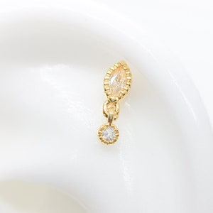 Helix Cartilage Piercing mit Birnenförmigem CZ Stein – Hängendes Design mit Schraubverschluss in Gold und Silber