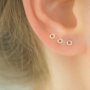 Petits clous en argent taillés en diamant - petites boucles d'oreilles - boucles d'oreilles scintillantes - clous cercles - boucles d'oreilles minimalistes - clous scintillants
