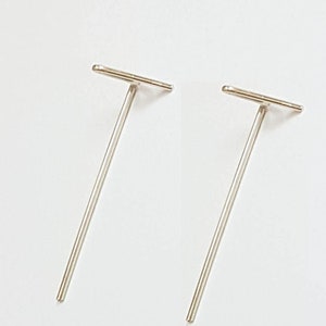 Puede incluir: Dos postes de pendientes en forma de T de plata.