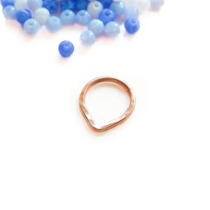 Septumring, driehoek septumring, roségouden septumsieraden, roségouden septum, septumdriehoek, sierlijk septum