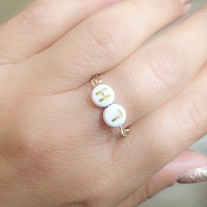 Anillo con inicial - Anillo con letra personalizada - Anillo con iniciales y cuentas - Anillo con letras - Regalo para mamá y mejor amiga