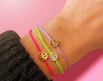 Smiley Armband Silber Gold • Glücksbringer Happy Face Schmuck Geschenk Beste Freundin • Filigranes Armband Satinkordel • Gute Laune Geschenk
