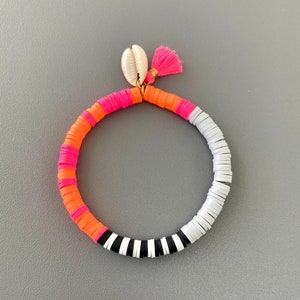 Bracciale con perline Katsuki con pendenti, heishi, neon, conchiglia, conchiglia di ciprea, nappa, surfista