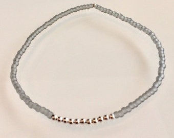 minimalistisches Armband mit kleinen Perlen, Freundschaftsarmband, Rocaille Perlen