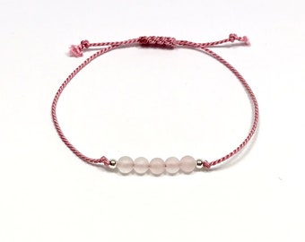 minimalistisches Armband aus Seide mit Rosenquarz, Makrameeverschluss