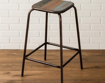 Taburete de bar con asiento de madera recuperada y estructura de metal, apilable, de 66 cm de alto, disponible en acabado azul, blanco o natural.