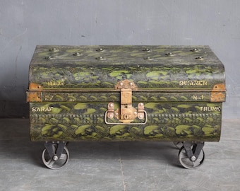 Cofre vintage de metal con ruedas y diseño estampado – Original de la India, versátil como mesa de centro o mesita de noche, 67x47x40cm – Pieza única