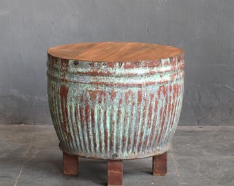Mesa de centro redonda hecha con un antiguo barril de metal y una tapa de madera reciclada – mueble reciclado de la India, 51x51x46 cm, pieza única