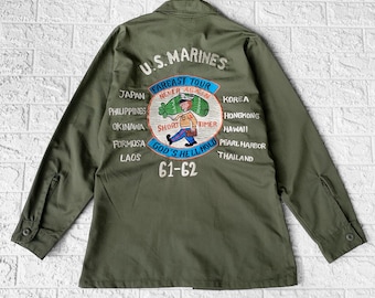 Camiseta vintage de la gira por el Lejano Oriente OG-507 de los Marines de EE. UU., década de 1980, 1961-62, con logotipo bordado - Recuerdo militar "God's Hell Hole" (talla M)