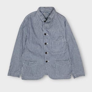 Puede incluir: Chaqueta a rayas azules y blancas con diseño clásico. Cuello, cuatro botones negros y tres bolsillos delanteros. Confeccionada en tejido ligero.