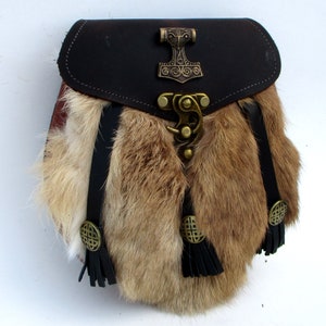 Leder-Sporran Kilt-Tasche Zierniete Thorshammer Hakenverschluss Fellbesatz Schottettasche Maße 20 x 19 x 7cm