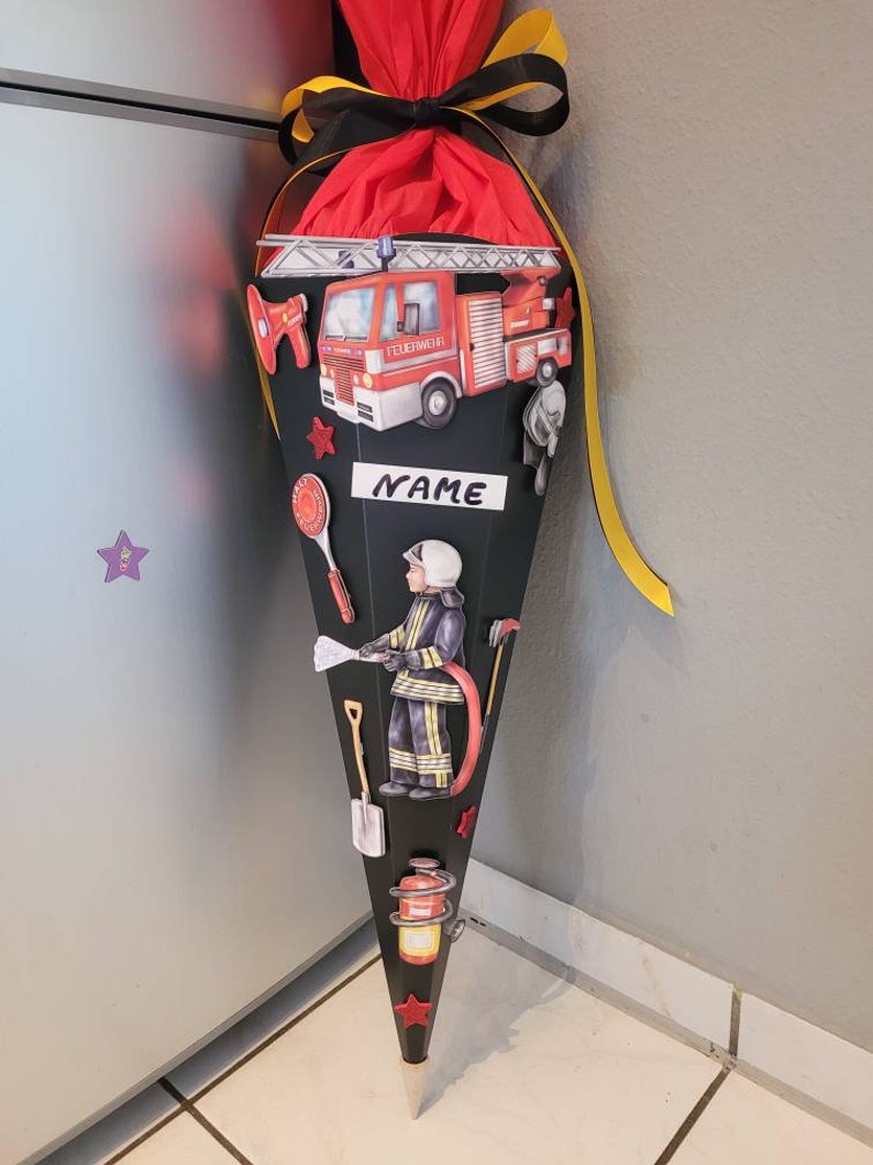 GmbH Set Schultüte + 5 kleine Zuckertüten - Feuerwehr - Feuerwehrmann & Feuerwehrauto - 35 cm - rund - mit Filzabschluß - Zuckertüte GmbH Set Schultüte + 5 kleine Zuckertüten - Feuerwehr - Feuerwehrmann & Feuerwehrauto - 35 cm - rund - mit Filzabschluß - Zuckertüte