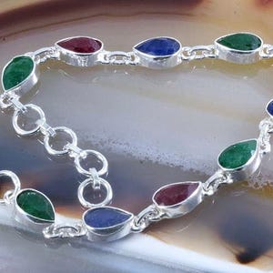 Rubine, Smaragde, Saphire und Silber, Armband