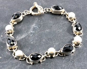 Silberarmband mit Perlen und Onyx