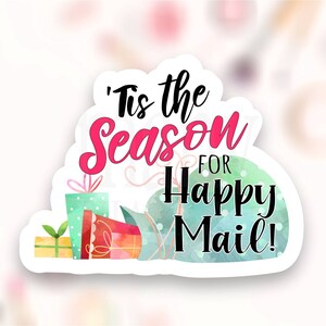 To sezon na naklejkę Happy Mail PNG, zabawne etykiety świąteczne dla małych firm, urocze pieczęcie na paczki świąteczne, Cricut Avery Pobierz SVG