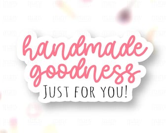 Könnte beinhalten: Ein weißer Aufkleber mit rosa Schriftzug, auf dem "handmade goodness JUST FOR YOU!" steht.