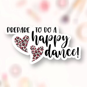 Puede incluir: Una pegatina blanca con texto negro que dice "Prepárate para hacer un baile feliz!" Dos corazones de estampado de leopardo rosa y negro están a cada lado del texto.