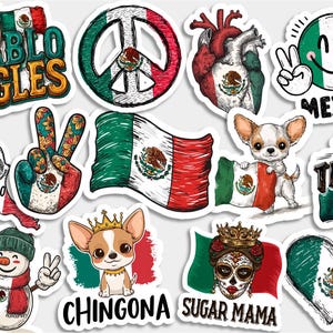 Pode incluir: Uma coleção de autocolantes coloridos com temas mexicanos. Os autocolantes apresentam a bandeira mexicana, símbolos de paz, um coração, um chihuahua e os textos "NO HABLO INGLES", "MEXICO", "CHINGONA", "SUGAR MAMA" e "100% TEXME".