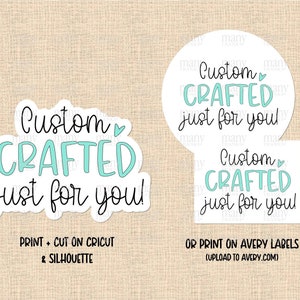 K&ouml;nnte beinhalten: Zwei druckbare Aufkleberdesigns mit dem Text "Custom Crafted just for you!" in schwarzer und blaugr&uuml;ner Schrift. Der Text ist von einem wei&szlig;en Kreis und einem wei&szlig;en Quadrat umgeben. Der Text "PRINT + CUT ON CRICUT & SILHOUETTE" befindet sich unter dem Kreis und der Text "OR PRINT ON AVERY LABELS (UPLOAD TO AVERY.COM)" befindet sich unter dem Quadrat.