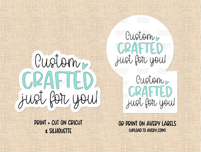 K&ouml;nnte beinhalten: Zwei druckbare Aufkleberdesigns mit dem Text "Custom Crafted just for you!" in schwarzer und blaugr&uuml;ner Schrift. Der Text ist von einem wei&szlig;en Kreis und einem wei&szlig;en Quadrat umgeben. Der Text "PRINT + CUT ON CRICUT & SILHOUETTE" befindet sich unter dem Kreis und der Text "OR PRINT ON AVERY LABELS (UPLOAD TO AVERY.COM)" befindet sich unter dem Quadrat.
