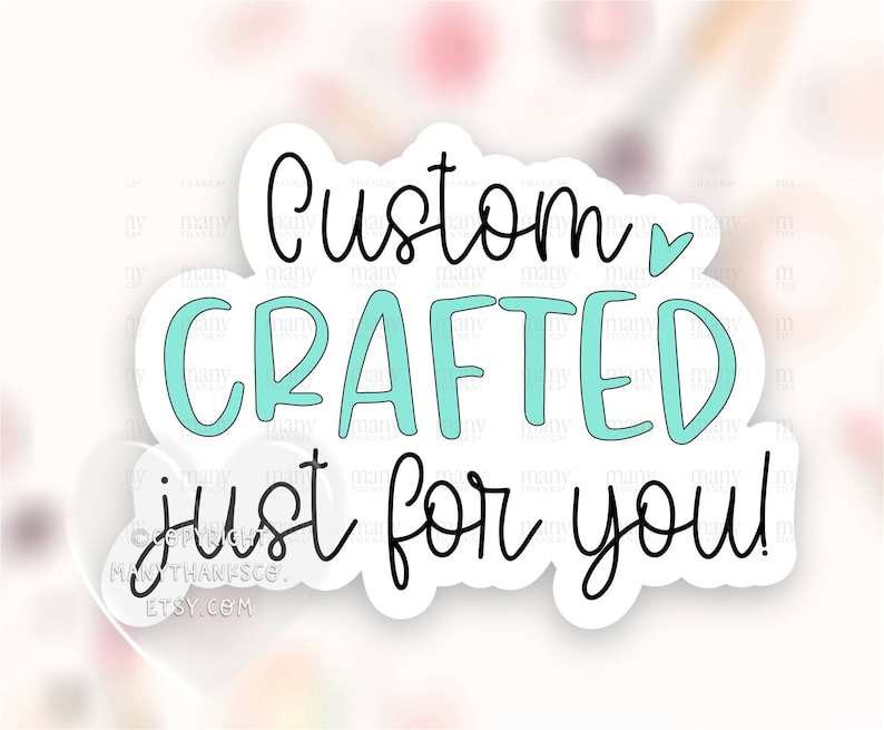 K&ouml;nnte beinhalten: Wei&szlig;er Aufkleber mit schwarzem Text, der "Custom Crafted just for you!" lautet, mit einem kleinen Herzsymbol nach "Custom". Der Text "Crafted" ist hellblau.