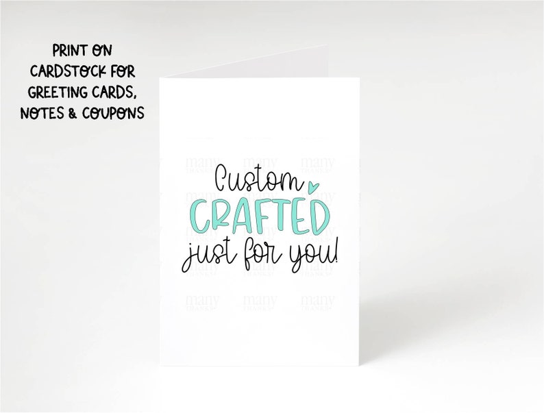 K&ouml;nnte beinhalten: Eine wei&szlig;e Karte mit schwarzem Text, der "Custom CRAFTED just for you!" lautet, mit einem kleinen blauen Herzen &uuml;ber dem Wort "CRAFTED".