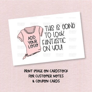 K&ouml;nnte beinhalten: Ein pinkfarbenes T-Shirt mit dem aufgedruckten Text "Add Your Logo". Der Text "This is going to look fantastic on you!" ist in schwarzer Kursivschrift geschrieben. Der Text "Print image on cardstock for customer notes & coupon cards" ist in schwarz am unteren Rand des Bildes gedruckt.