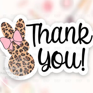 Könnte beinhalten: Ein Aufkleber mit einem Leopardenmuster-Hasen, der eine rosa Schleife trägt, und dem Text "Danke!"