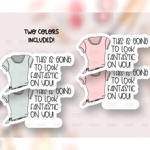 K&ouml;nnte beinhalten: Zwei druckbare Sticker-Designs mit einer einfachen Linienzeichnung eines T-Shirts mit dem Text "This is going to look fantastic on you!" in Schwarz. Die Sticker sind in zwei Farben dargestellt: Rosa und Hellblau.