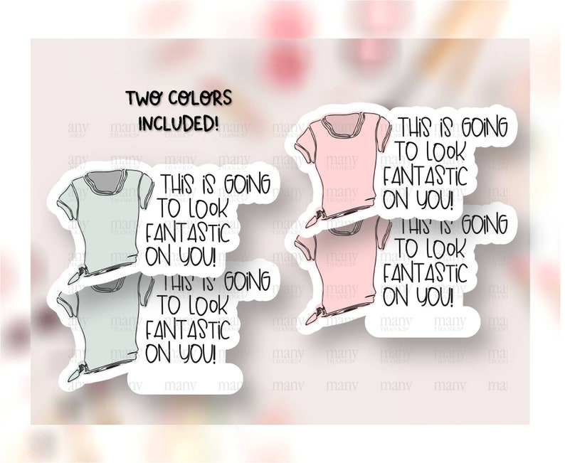 K&ouml;nnte beinhalten: Zwei druckbare Sticker-Designs mit einer einfachen Linienzeichnung eines T-Shirts mit dem Text "This is going to look fantastic on you!" in Schwarz. Die Sticker sind in zwei Farben dargestellt: Rosa und Hellblau.