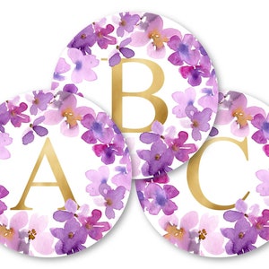 Círculos del alfabeto PNG, flores lilas de letras doradas, sellos de sobre monograma, pegatinas, carretes de insignia, compactos, corte de impresión de silueta cricut