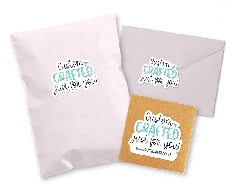 K&ouml;nnte beinhalten: Drei Aufkleber mit dem Text "Custom Crafted just for you!" in hellblauer Schrift mit einem kleinen Herzsymbol. Die Aufkleber befinden sich auf einem wei&szlig;en Umschlag, einem braunen Umschlag und einem wei&szlig;en Versandbeutel.